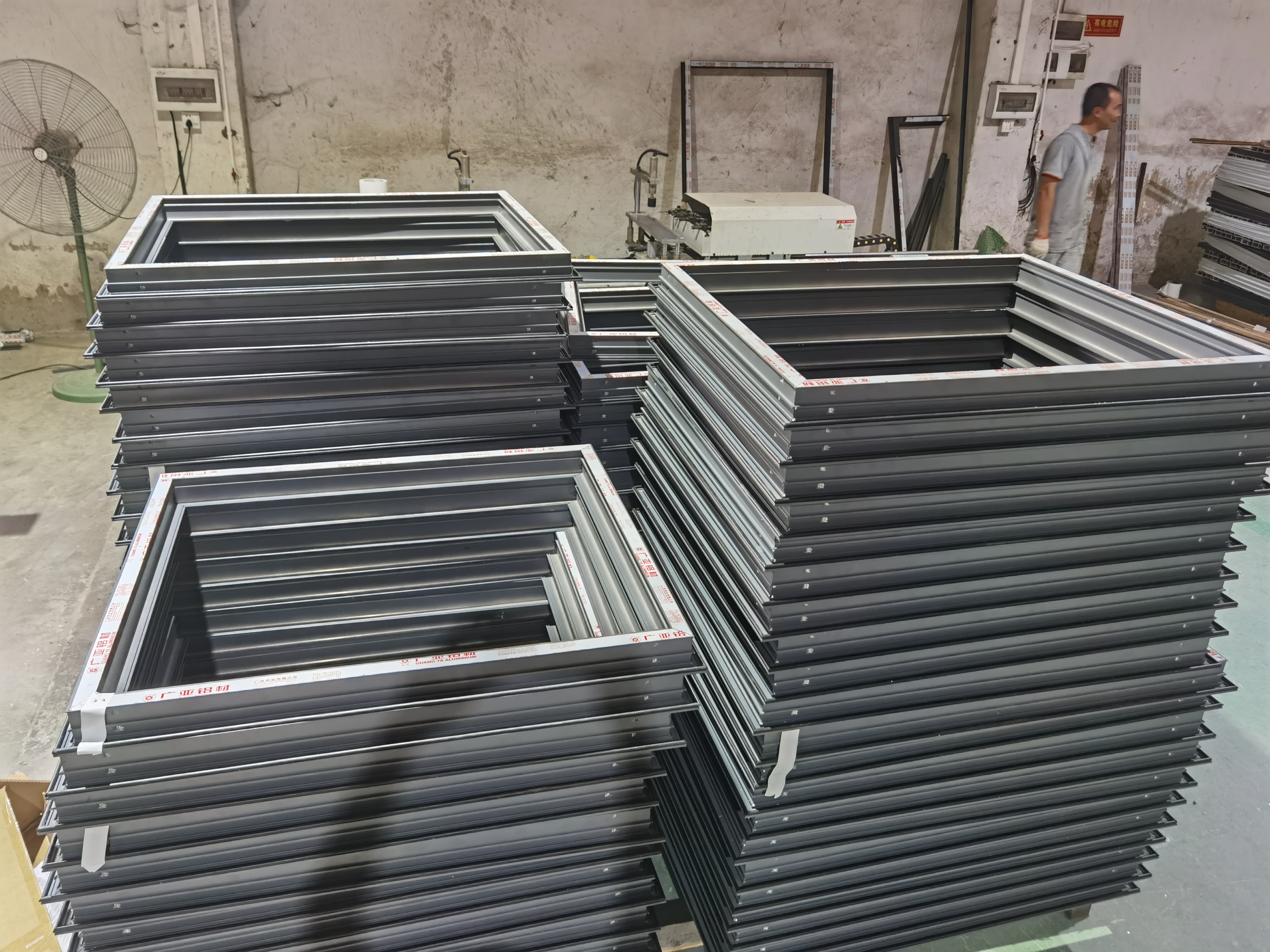 aluminum material window manufacturers